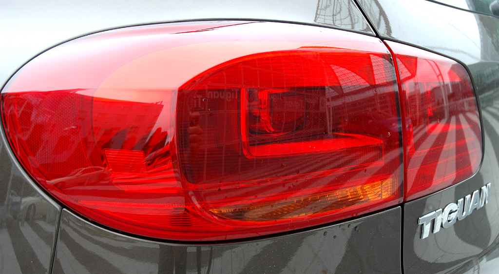 VW Tiguan: Moderne Leuchteinheit hinten mit Modellschriftzug. 