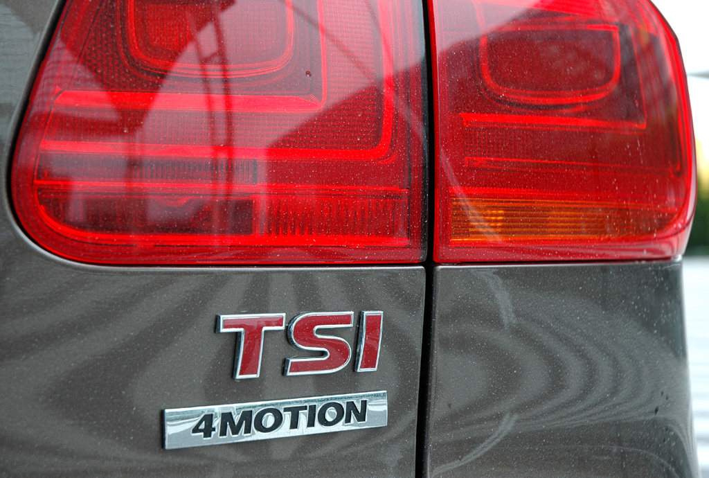 VW Tiguan: Moderne Leuchteinheit hinten mit Motorisierungs- und Antriebsschriftzug. 