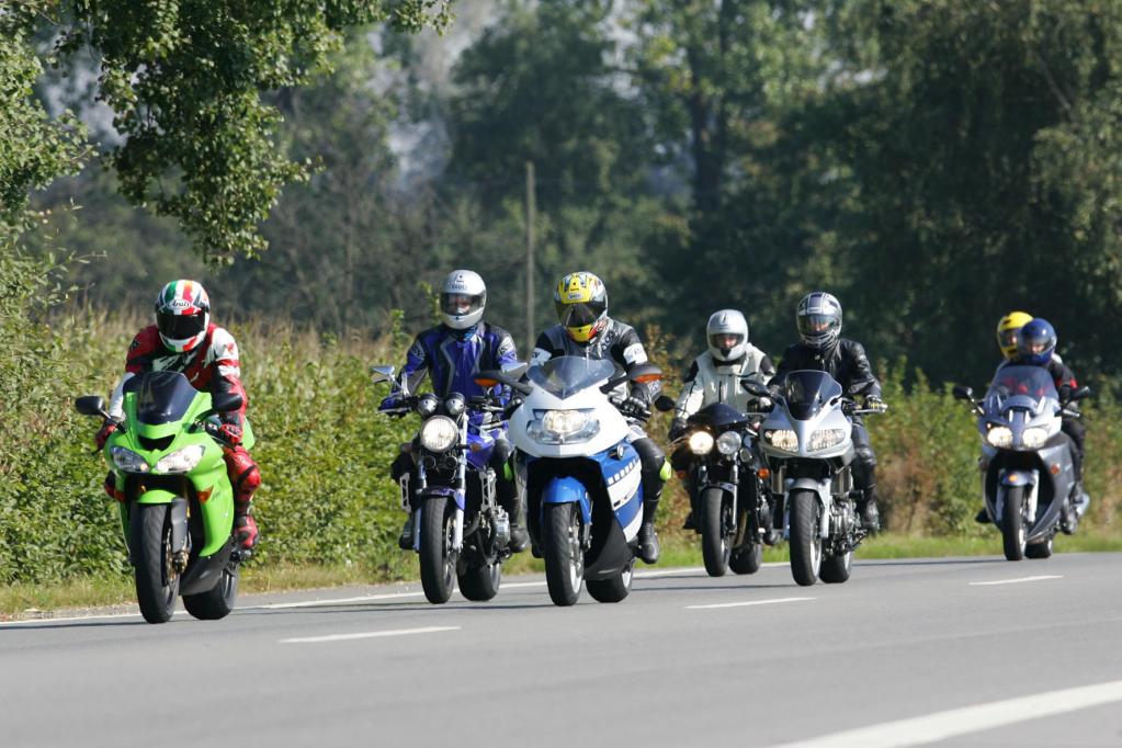 Versetzt auf einer Fahrbahn sollten Motorradfahrer in der Gruppe fahren. Dadurch wird ein ausreichender Sicherheitsabstand zum Vordermann auf der gleichen Spur gehalten. 