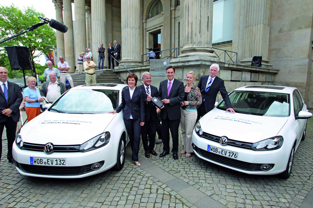 Volkswagen übergibt dritte Erprobungsflotte des Golf Blue-E-Motion