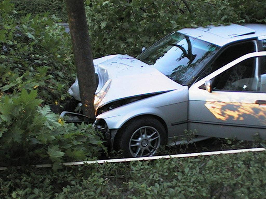 Wenn der Mitarbeiter auf einer beruflich veranlassten Fahrt mit dem Privat-Pkw einen Unfall verursacht, muss der Arbeitgeber für den Schaden aufkommen. 