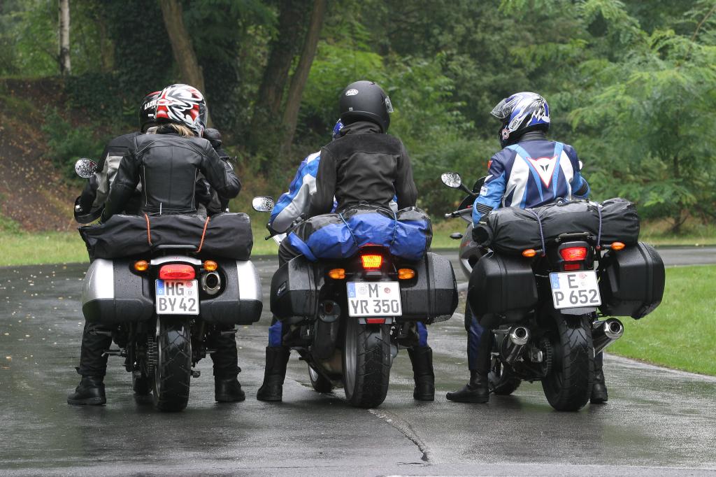Wer mit dem Motorrad in Urlaub fährt, kann nur bedingt Gepäck mitnehmen. Das zusätzliche Gewicht muss nach bestimmten Regeln verstaut werden. 