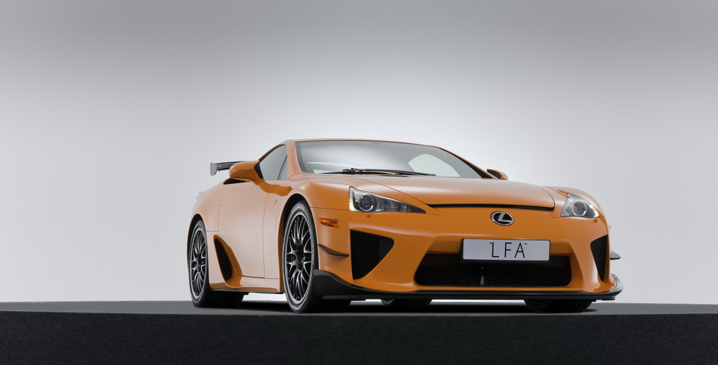 Zwei Lexus LFA in Goodwood