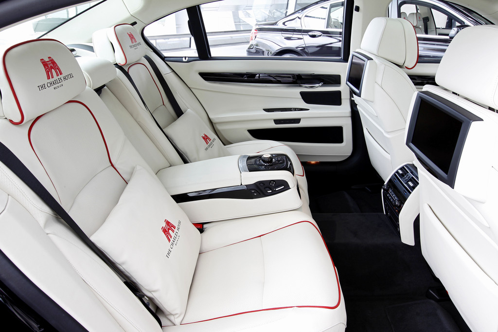 Zwei exklusive BMW Individual 7er stehen künftig den Gästen des Münchener Luxushotels 201EThe Charles201C zur Verfügung.