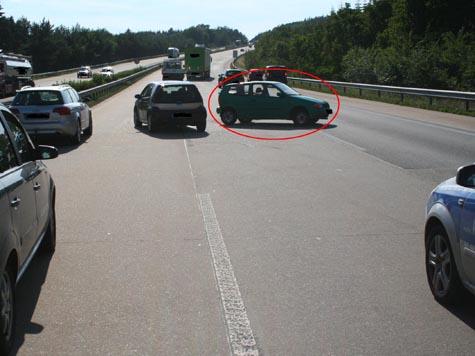(Gemein)Gefährlich - Frau parkt auf der Mittelspur der Autobahn