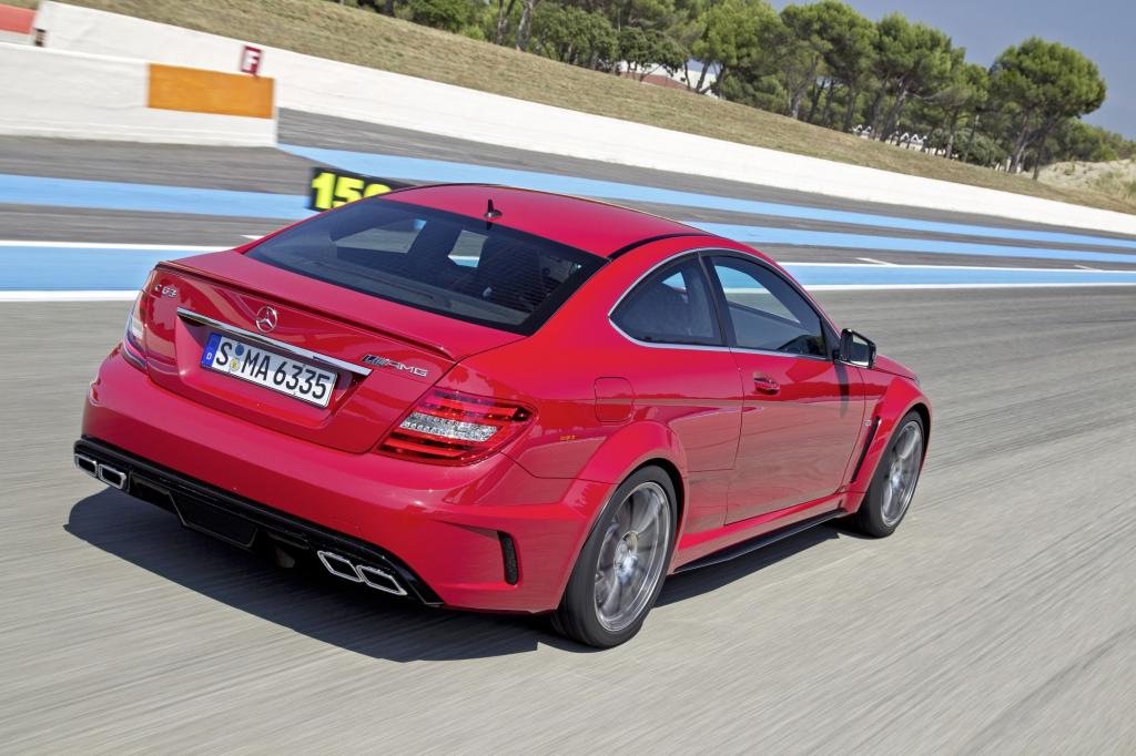 Äußerlich setzt sich die Black Series-Version mit ihrem brachialen Blechkleid vom Standard-AMG-Modell deutlich ab