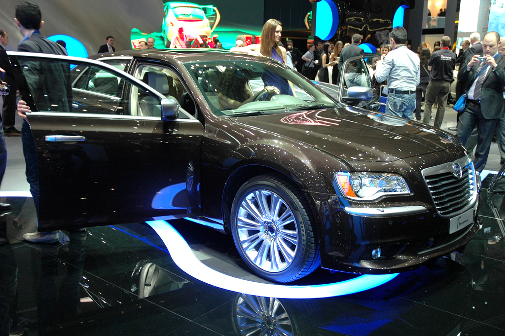 ... auf Basis der Mittelklasse-Limousine Chrysler 300C.