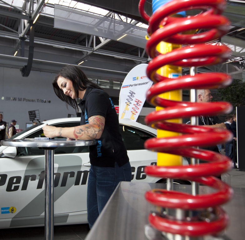 24h-Rennen: Fünf Fahrzeuge mit Bilstein-Fahrwerken unter den ersten Zehn | Autogrammstunde mit Tuning-Expertin Lina Van de Mars