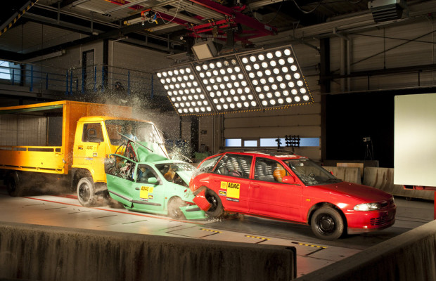 ADAC: Crashtest Lkw-Auffahrunfall