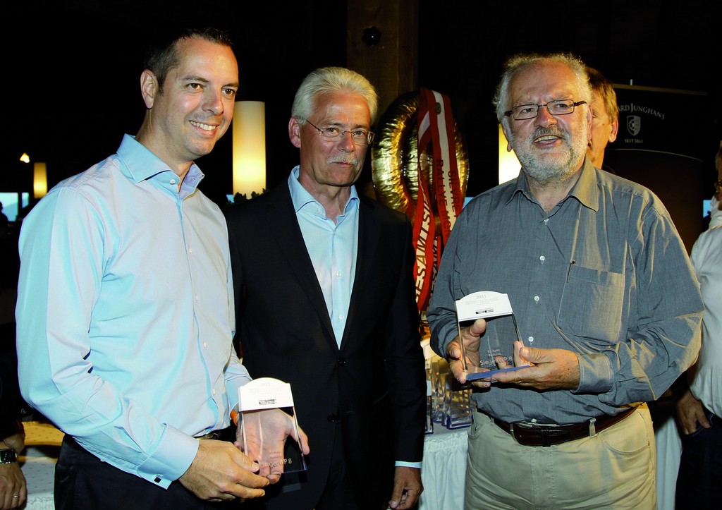AMS-Chefredakteur Bernd Ostmann übergab die Trophäe an das Fahrerduo Franciscus van Meel, Leiter der Elektromobilitätsstrategie bei Audi (links) und Gerhard Gruber (rechts), langjähriger Audi-Mitarbeiter.