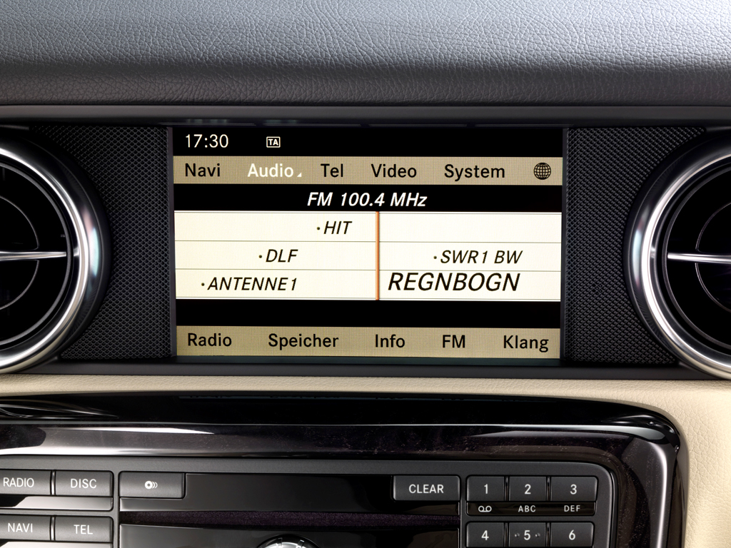 Alles in einem: Navigation, Audio, Telefon, Video, System, Radio, Speicher, FM, Klang. 