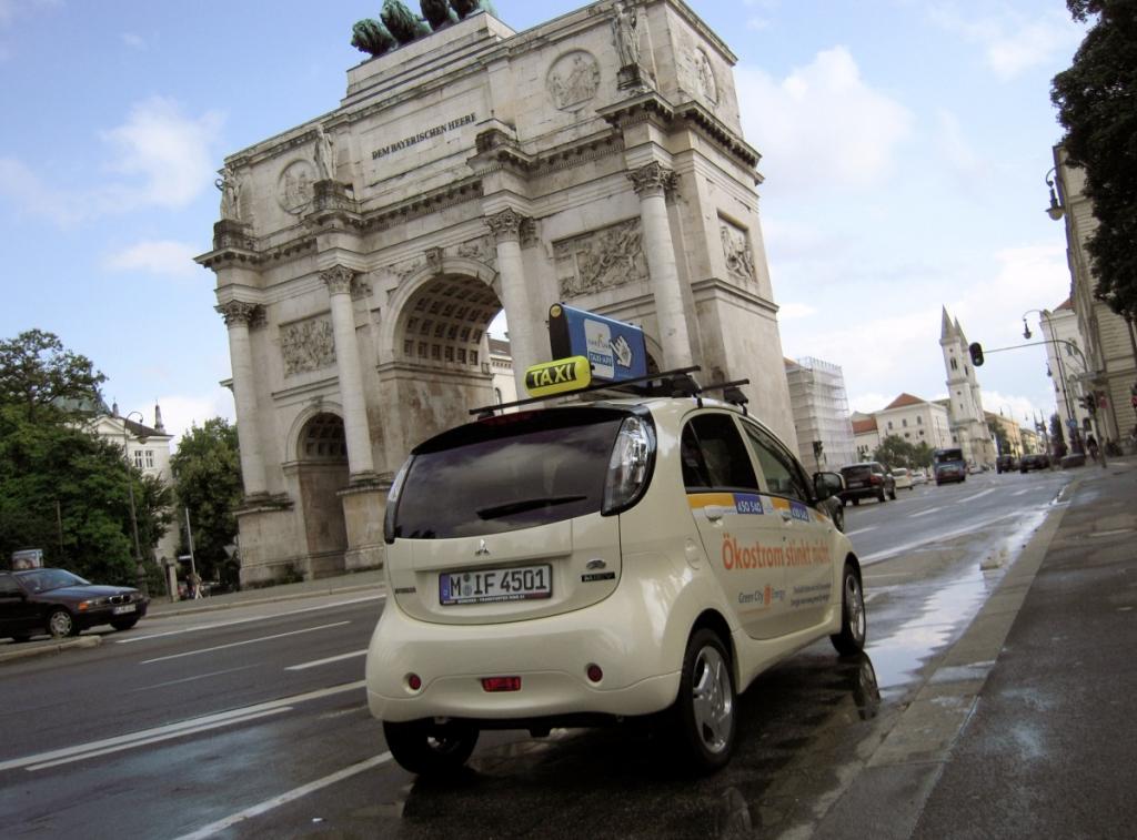 Am Steuer des Stromers sitzt Christian Hess, Geschäftsführer der Taxizentrale IsarFunk. 