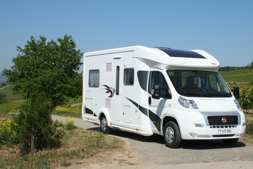 Außen kompakt, innen geräumig: Bis zu vier Schlafplätze bietet der teilintegrierte Terrestra T 670 SBL von Eura. 