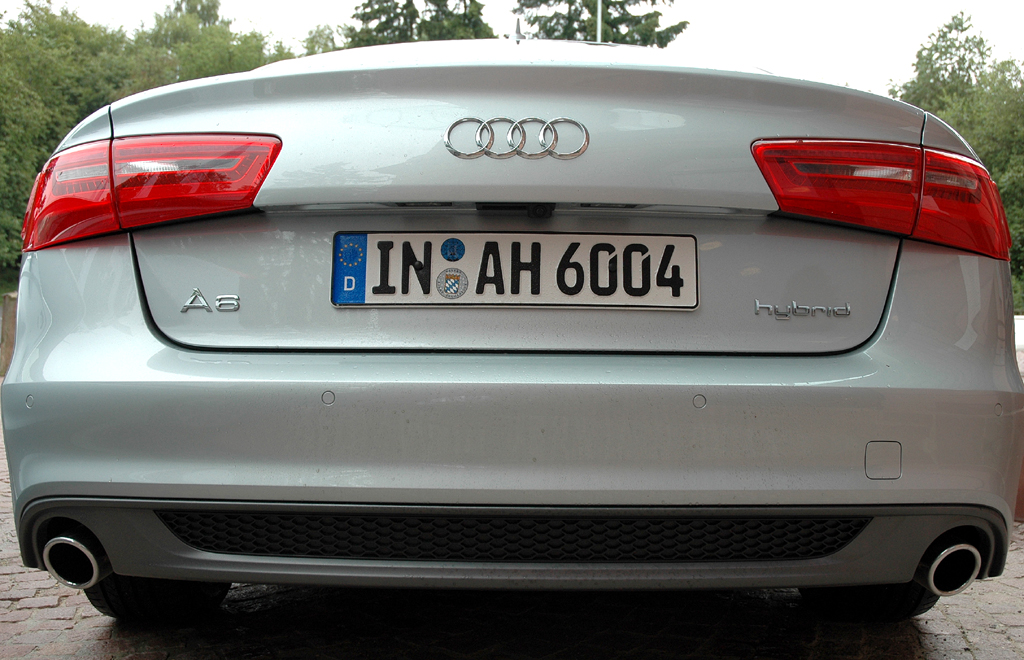 Audi A6 Hybrid: Blick auf die Heckpartie mit den beiden seitlichen Auspuffendrohren unten. 
