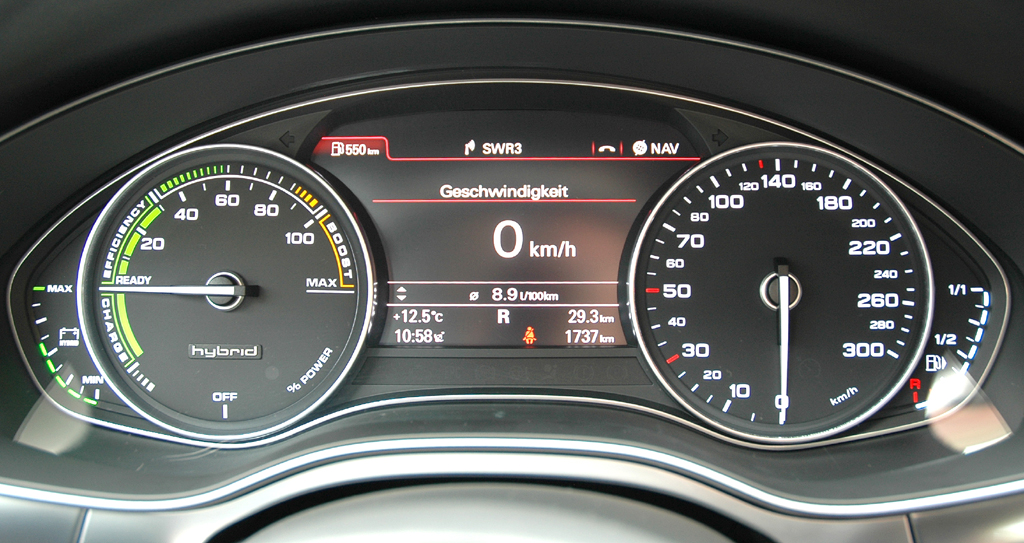 Audi A6 Hybrid: Blick auf die Rundinstrumentierung mit Effizienzanzeigen. 