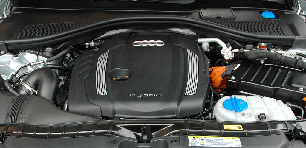 Audi A6 Hybrid: Blick unter die Haube auf den aufgeladenen 2,0-Liter-Benziner mit 211 PS. 