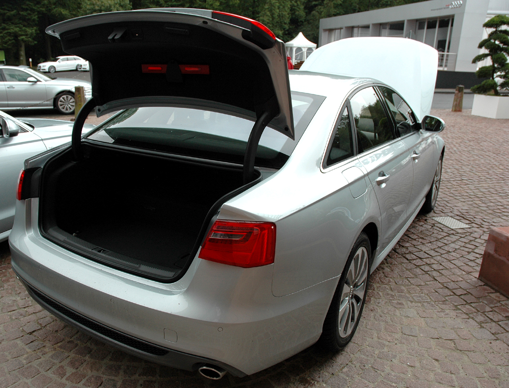 Audi A6 Hybrid: Ins Gepäckabteil passen noch recht ordentliche 375 bis 850 Liter hinein. 