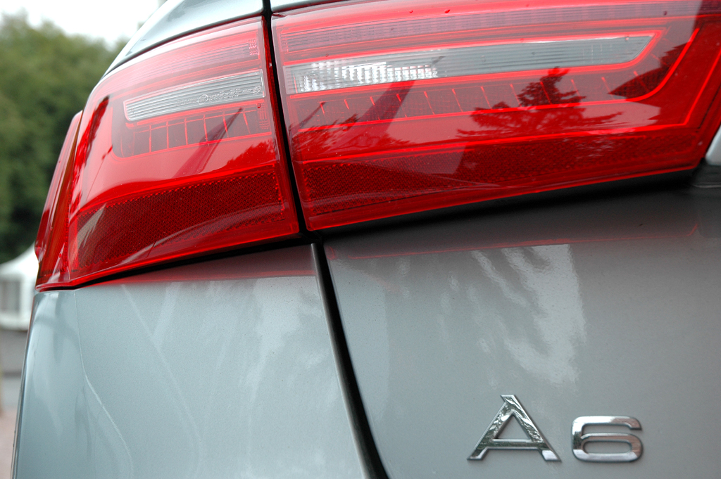 Audi A6 Hybrid: Moderne Leuchteinheit hinten mit Modellschriftzug. 