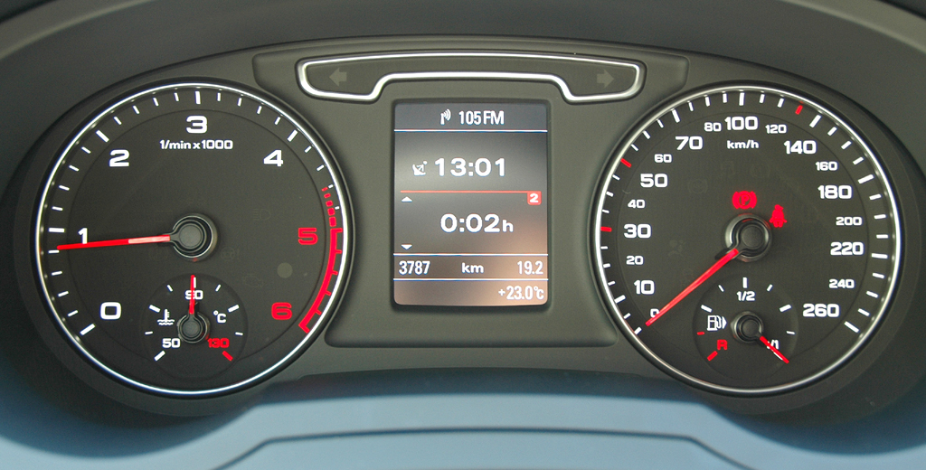 Audi Q3: Blick durch den Lenkradkranz auf die Rundinstrumentierung.