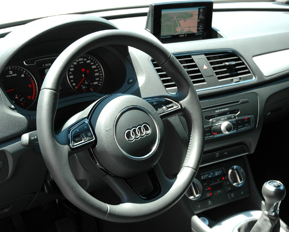 Audi Q3: Blick ins gewohnt sportlich-funktionell gestaltete Cockpit.