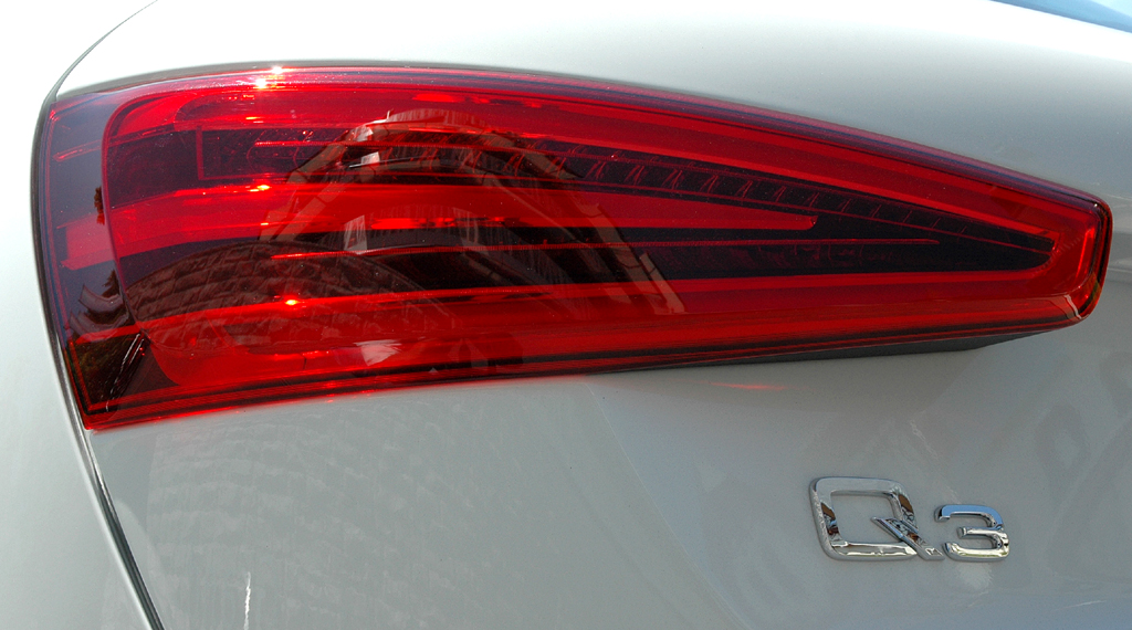 Audi Q3: Moderne Leuchteinheit hinten mit Modellschriftzug.