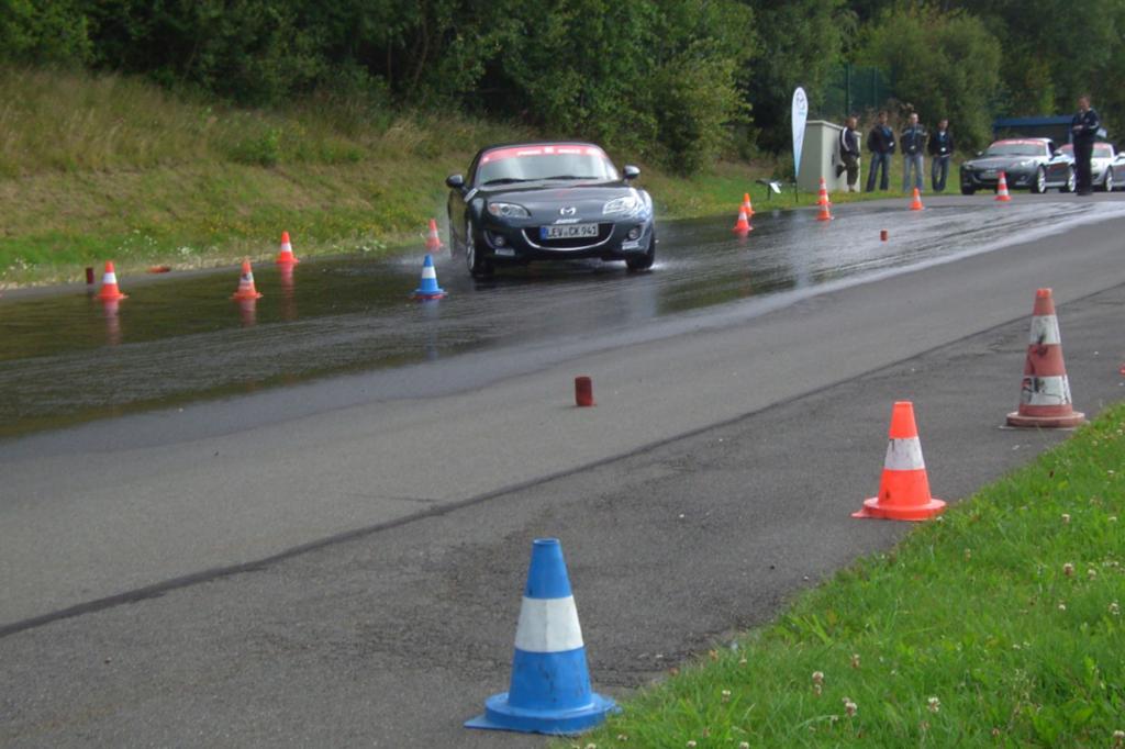 Auf einem Parcours wird die Geschicklichkeit des Fahrers bewertet
