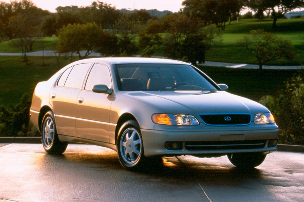 Aufbauend auf dem ersten, hier abgebildeten Lexus GS kreierte die damalige Motorsportabteilung TTE das Spitzenmodell T3