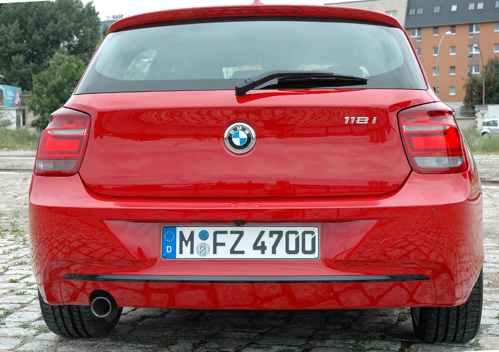 BMW 1er: Blick auf die Rückseite des Wagens mit dem Steilheck.