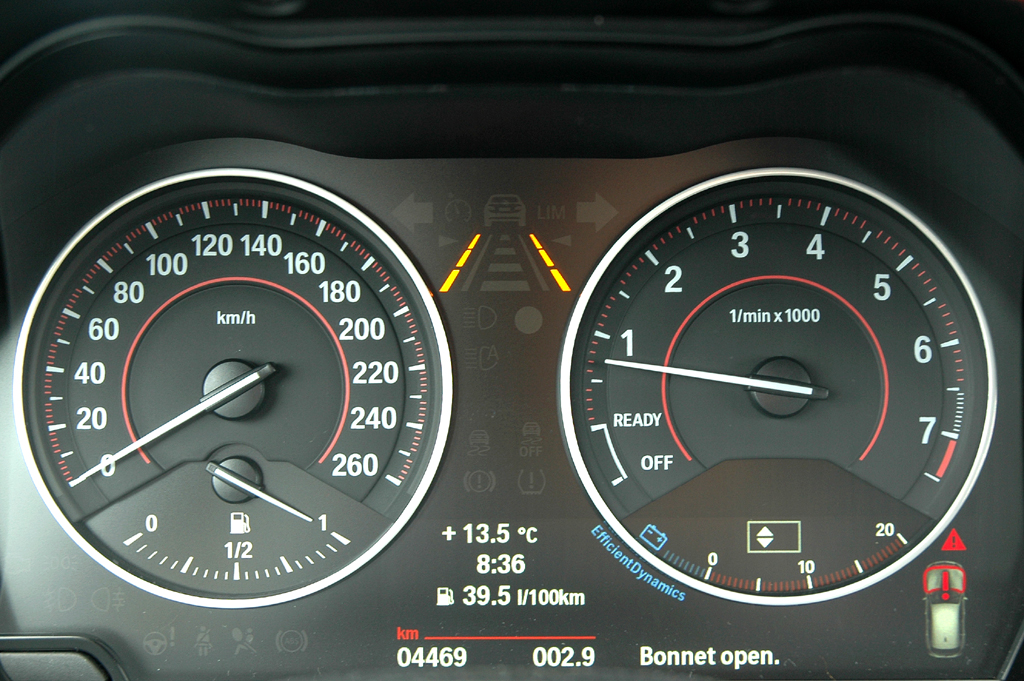 BMW 1er: Blick durch den Lenkradkranz auf die Rundinstrumentierung. 