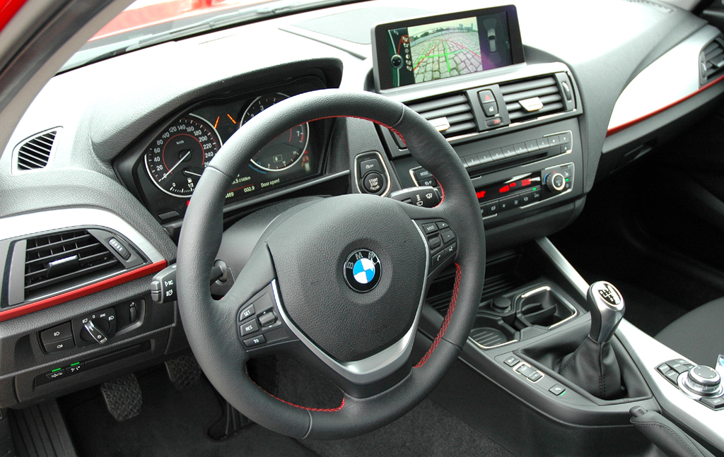 BMW 1er: Blick ins sportlich-funktionelle Cockpit des Premium-Kompaktmodells. 