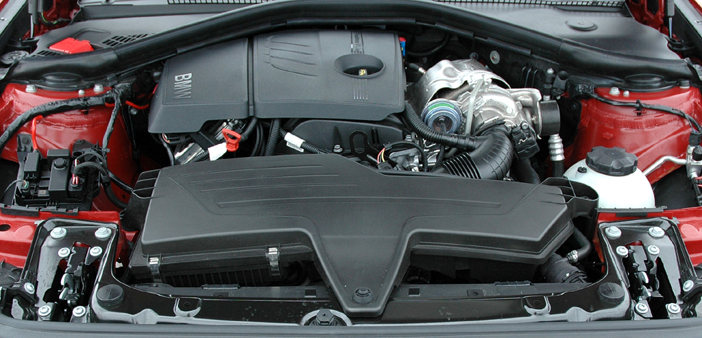 BMW 1er: Blick unter die Motorhaube, hier des Spitzenbenziners 118i mit 170 PS. 
