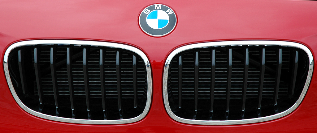 BMW 1er: Das Markenlogo sitzt vorn über die Doppelniere. 