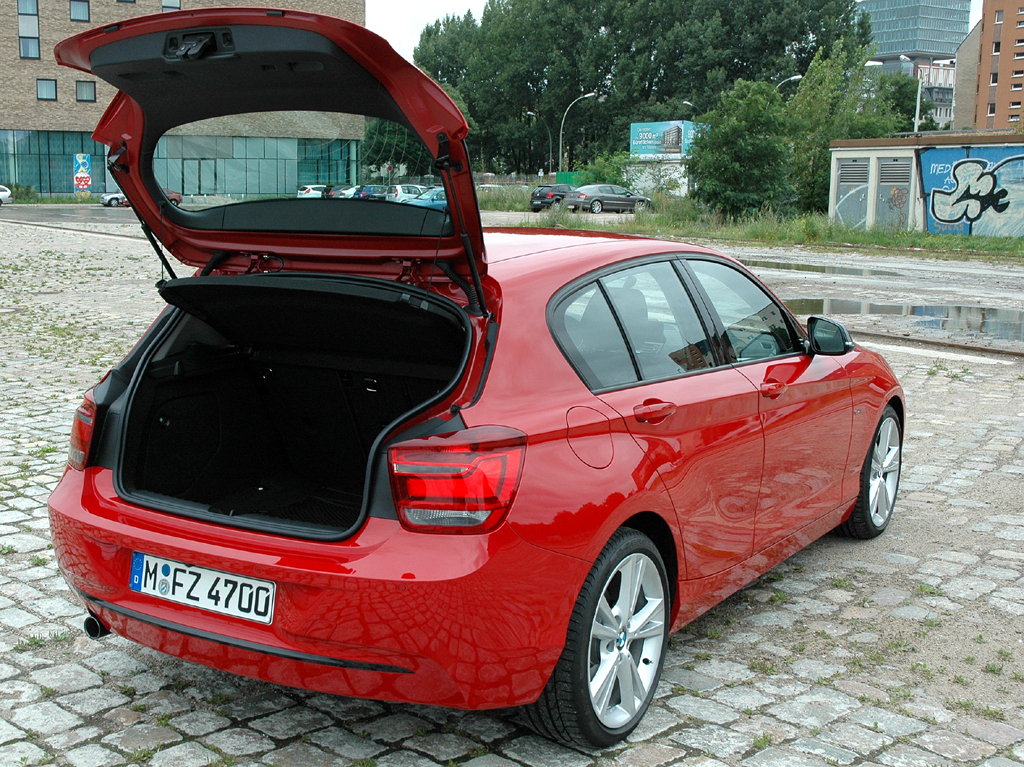 BMW 1er: Ins Gepäckabteil passen jetzt 360 bis 1200 Liter hinein.