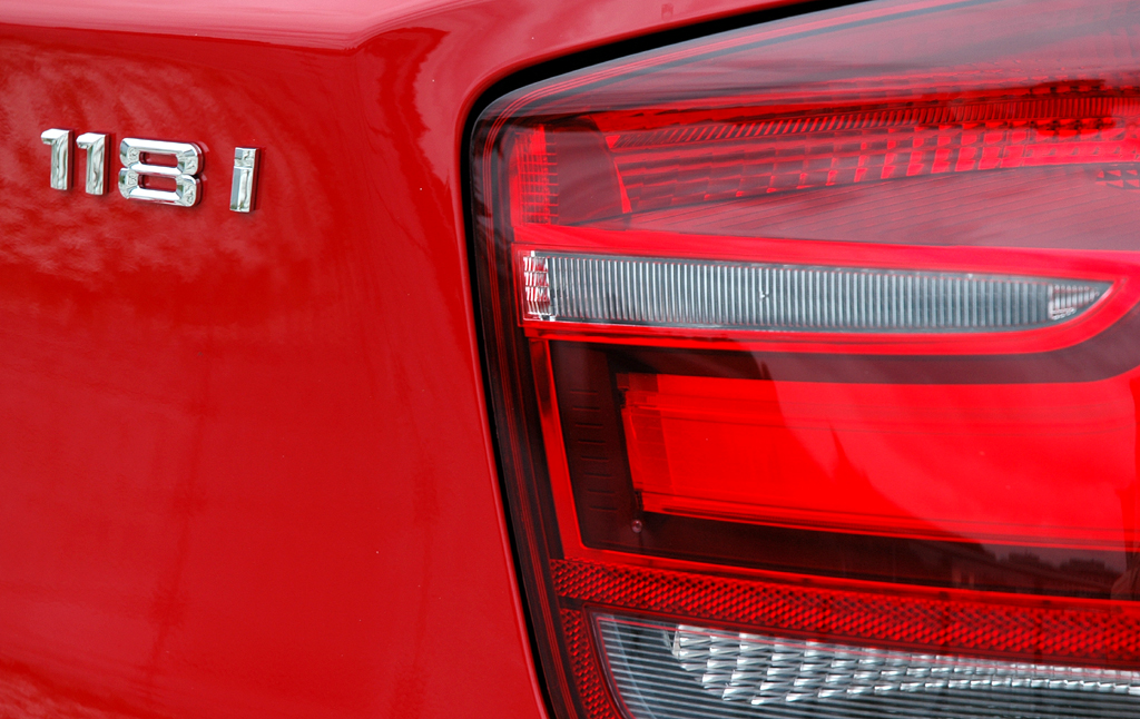 BMW 1er: Moderne Leuchteinheit hinten mit Modellschriftzug.