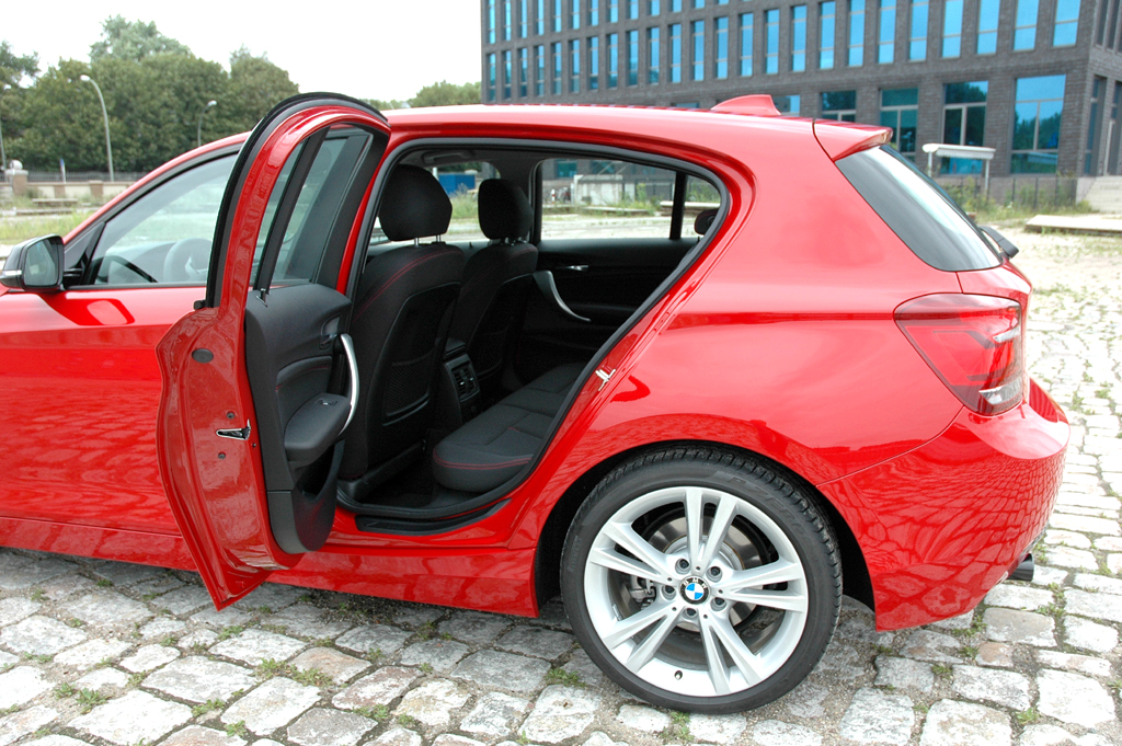 BMW 1er: Nicht riesig, aber hinten steht jetzt mehr Beinfreiheit zur Verfügung.