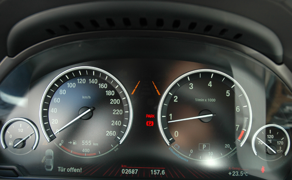 BMW 6er-Coupé: Blick durch den Lenkradkranz auf die Rundinstrumentierung.