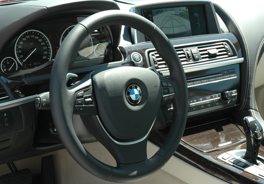 BMW 6er-Coupé: Blick ins sprotlich-funktionelle Cockpit.