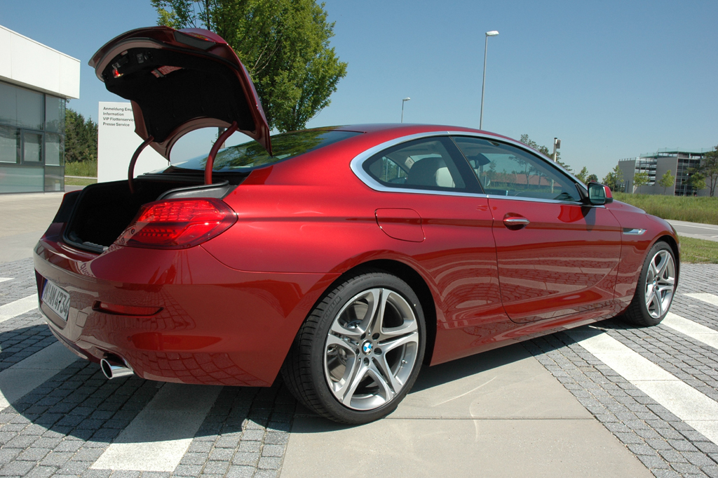 BMW 6er-Coupé: Ins Gepäckabteil passen mit 460 Litern drei große Golfbags hinein.