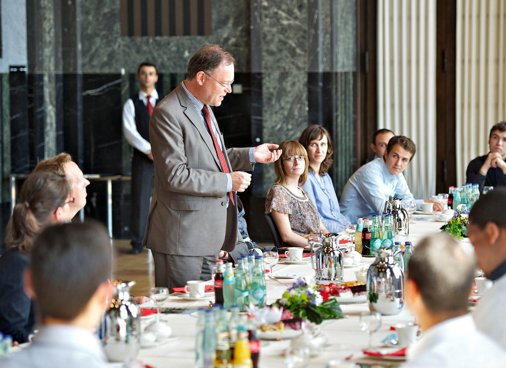 Continental-Trainees besuchen Hannovers Oberbürgermeister Weil im Rathaus