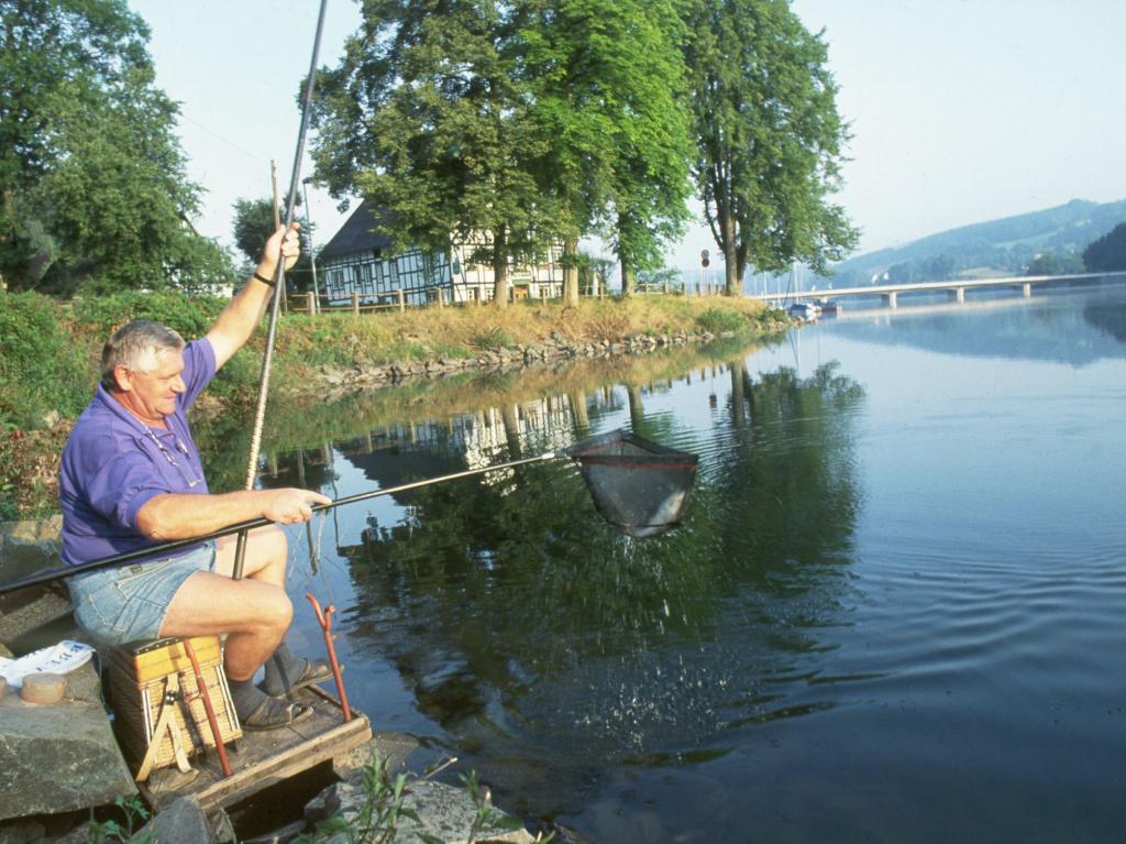 Das Element Wasser spielt im Sauerland traditionell eine große Rolle. Fünf große Stauseen laden aktive Reisemobilsten nicht nur zum Angeln sondern auch zum Baden und zu Wassersport aller Art ein. 