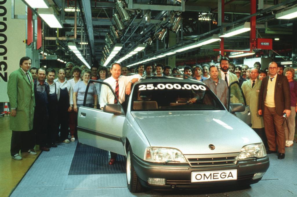 Der 25 millionste Opel, ein Omega A läuft 1989 in Ruesselsheim vom Band
