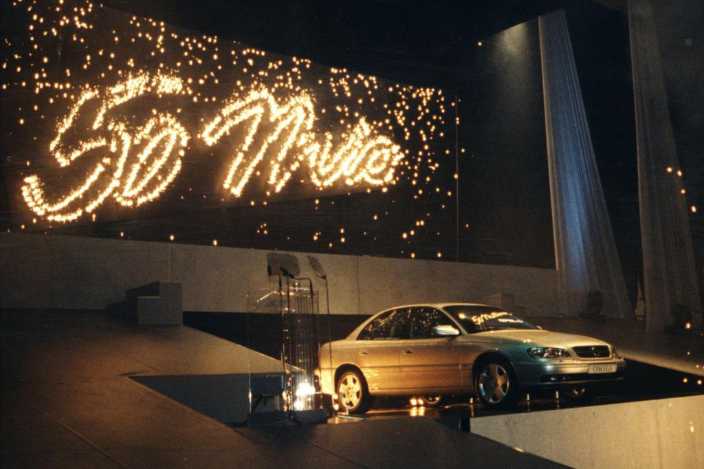 Der 50 millionste Opel: ein Omega läuft 1999 in Rüsselsheim vom Band