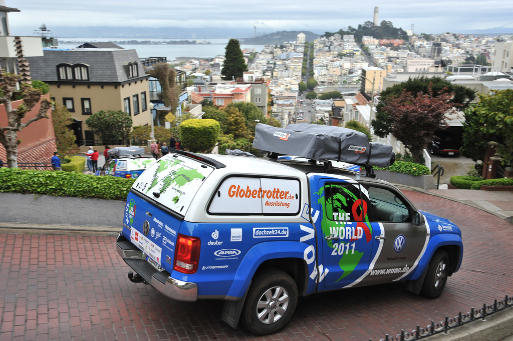 Der Amarok auf Talfahrt in der Lombard Street in San Francisco, USA.