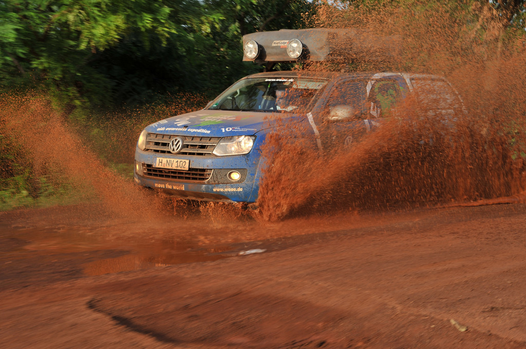 Der Amarok wühlt sich durch den afrikanischen Schlamm in Benin.