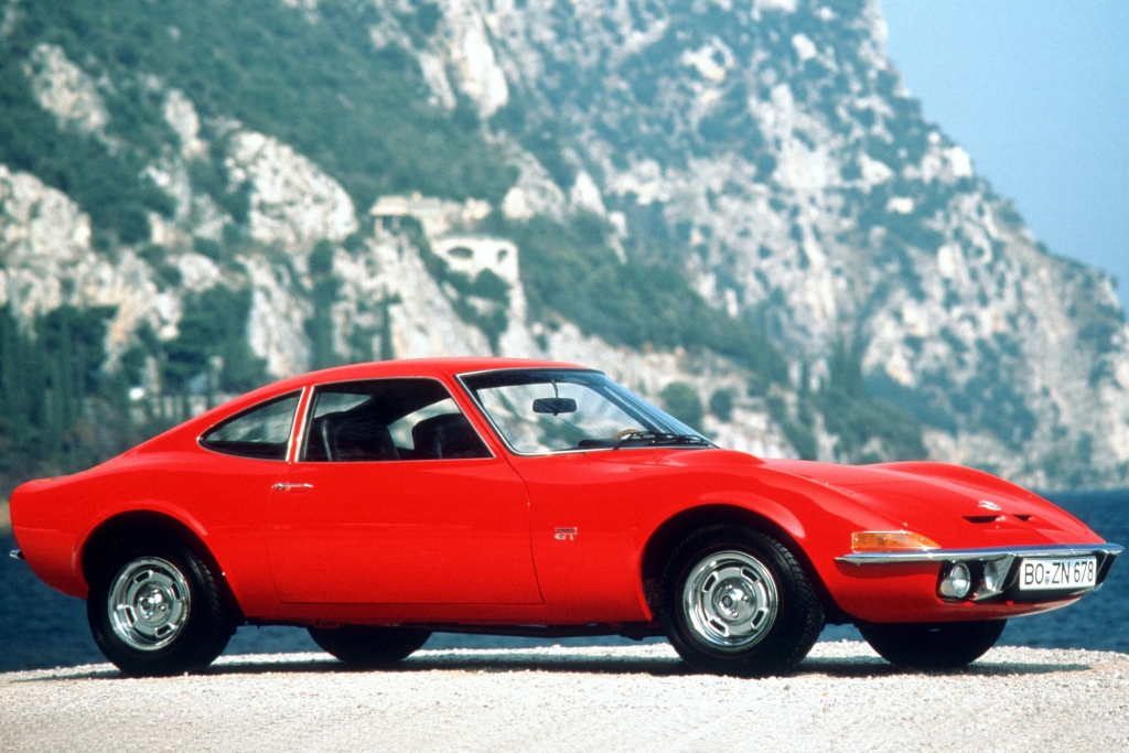 Der GT lehnt sich am Chevrolet Corvette mit dem sogenannten ''Coke-Bottle-Design'' an.