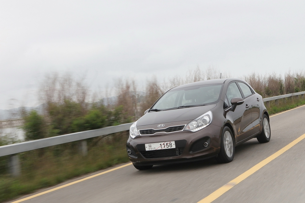 Der Kia Rio will im Herbst dem VW Polo gefährlich werden.