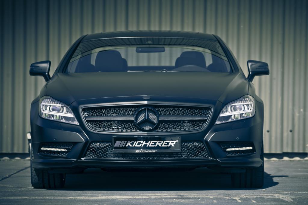 Der Kicherer CLS fährt in mattschwarzer Folierung vor
