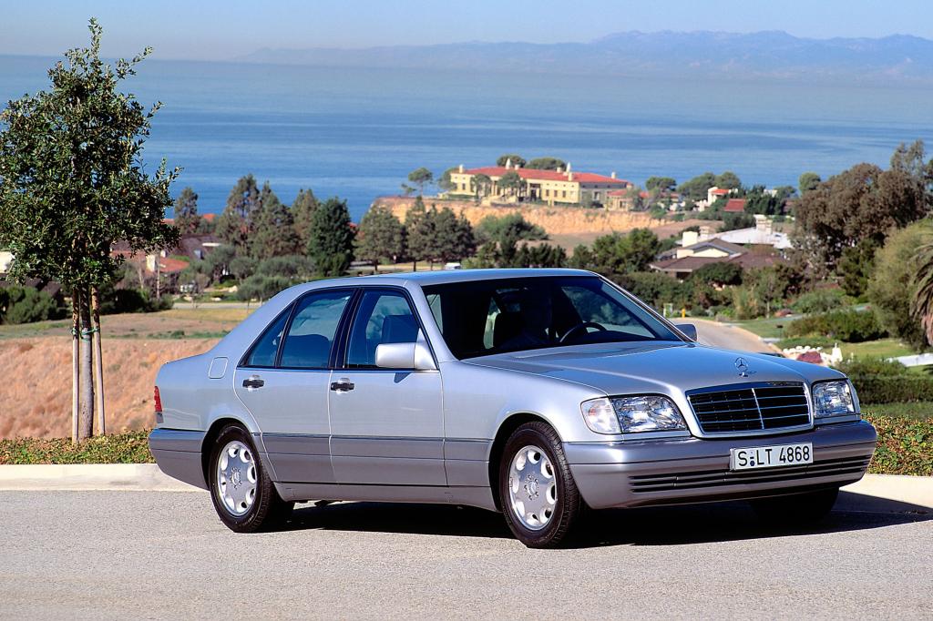Der W 140 ist mit deutlich mehr als fünf Metern Länge ein wahrer Koloss