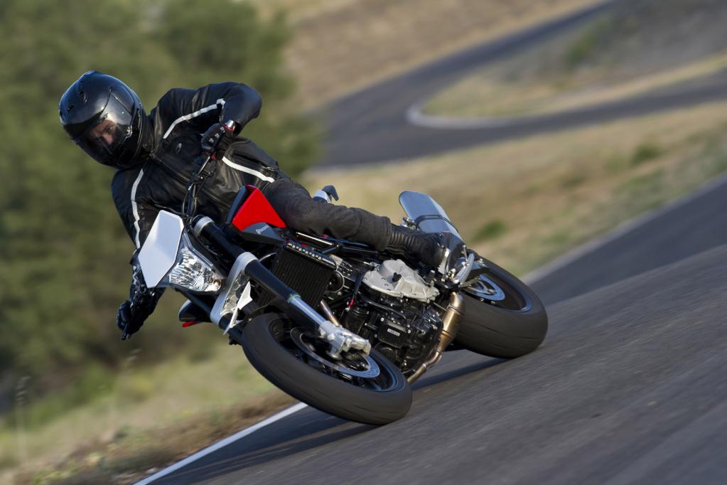 Der bekannte 800er Zweizylinder von BMW wurde für den Einsatz in der Nuda auf 900 ccm mit einem entsprechend höheren Potenzial vergrößert. 