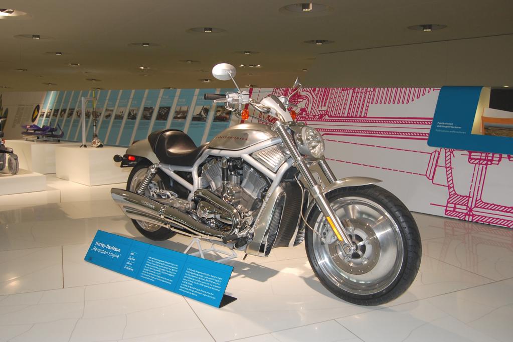 Die Harley Davidson V-Rod wird von einem V2-Motor angetrieben, der aus dem Hause Porsche stammt. 